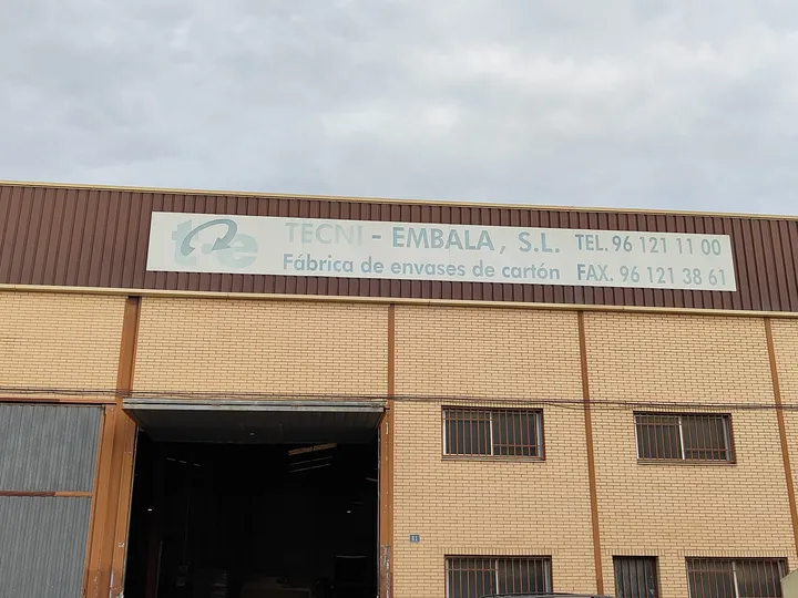 Fachada de la fábrica de Tecni-Embala, S.L. en Beniparrell, Valencia