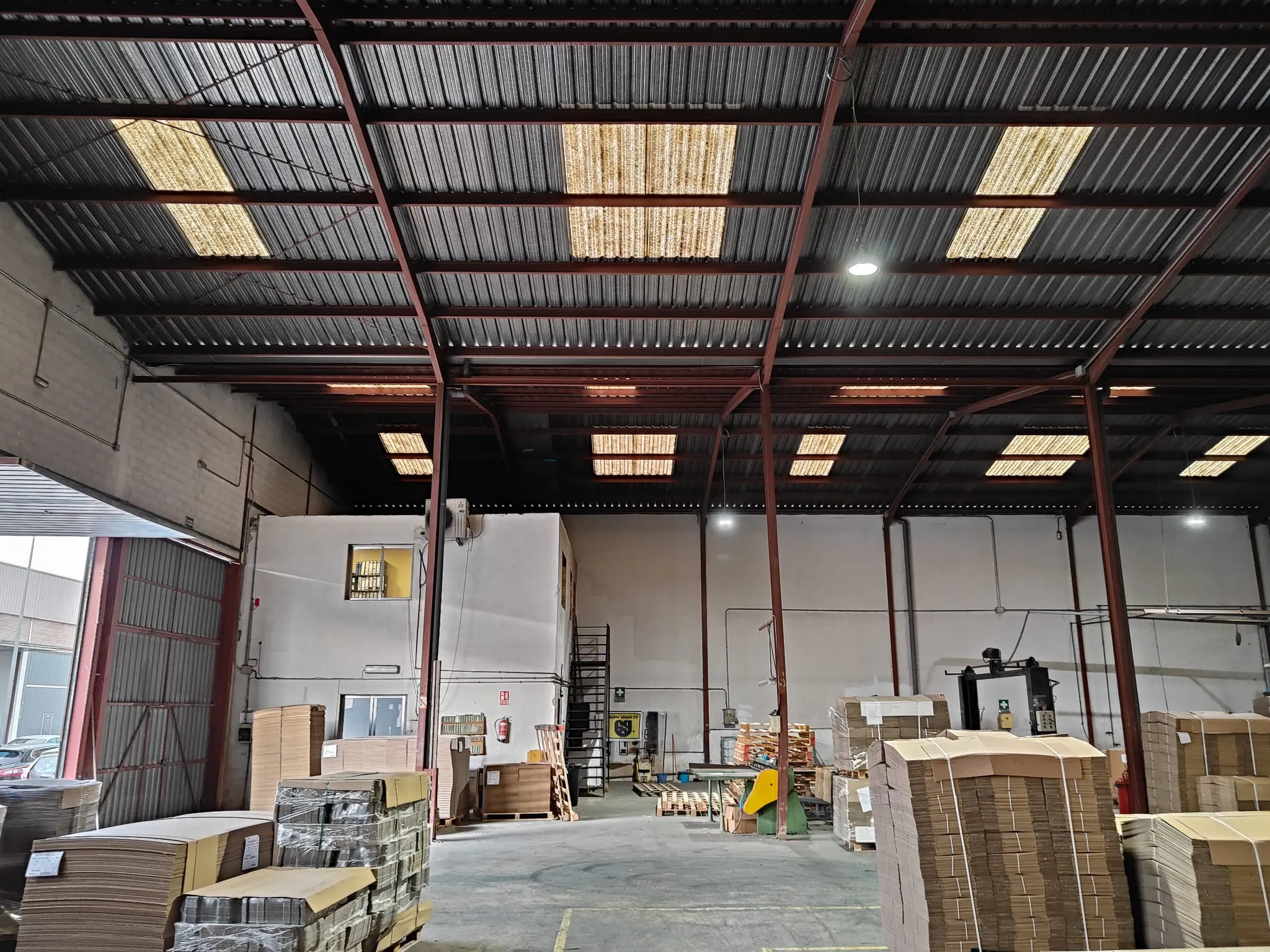 Interior de la fábrica de Tecni-Embala, planchas y cajas de cartón apiladas